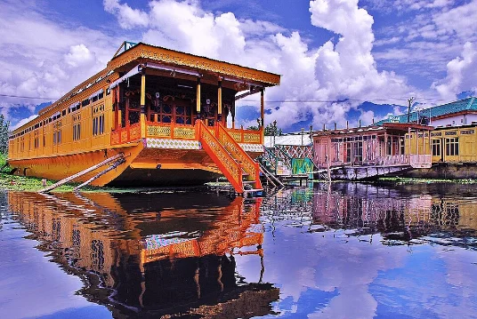 Novis Trip travellers across Kashmir, Ladakh and the Jammu hills